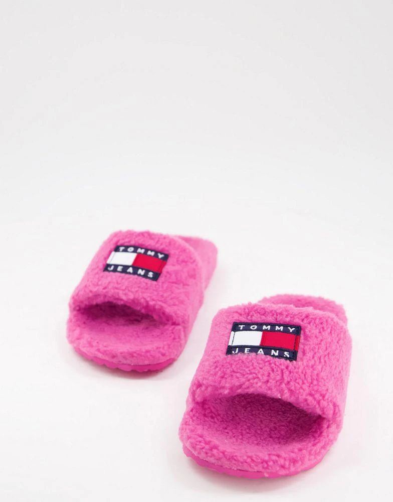 商品Tommy Hilfiger|Tommy Jeans flag logo furry sliders in pink,价格¥320,第2张图片详细描述