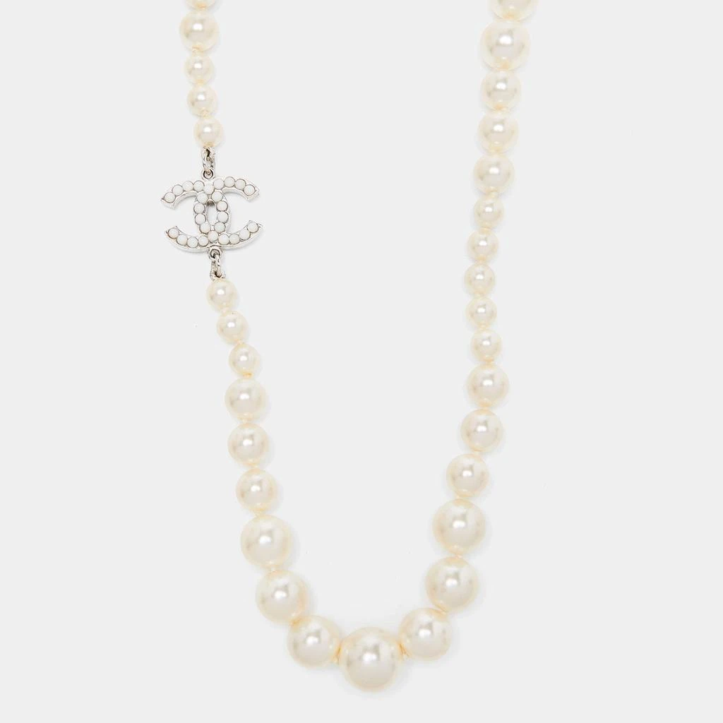 商品[二手商品] Chanel|Chanel Silver Tone Graduated Faux Pearl CC Charm Necklace,价格¥6352,第2张图片详细描述