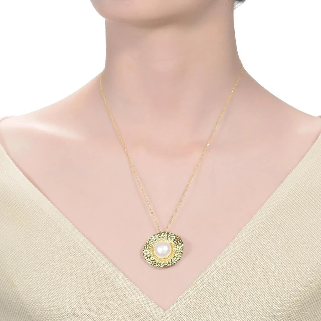 商品Genevive|Sterling Silver Gold Plated Freshwater Pearl Hammered Pendant Necklace,价格¥637,第3张图片详细描述