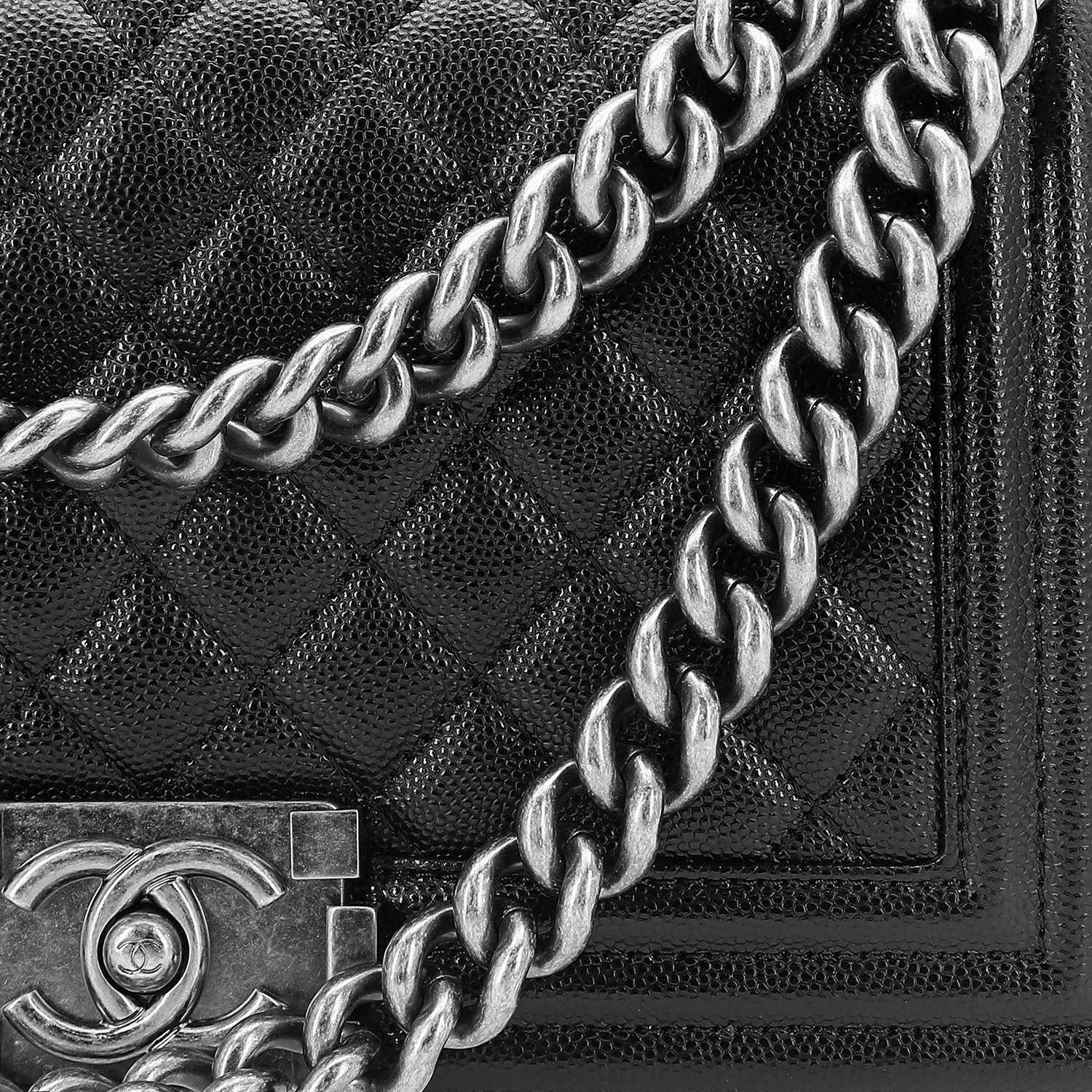 商品[国内直发] Chanel|香奈儿 LEBOY 做旧银扣菱格翻盖颗粒压花 小牛皮 单肩斜挎包 中号 女款 黑色,价格¥47543,第6张图片详细描述