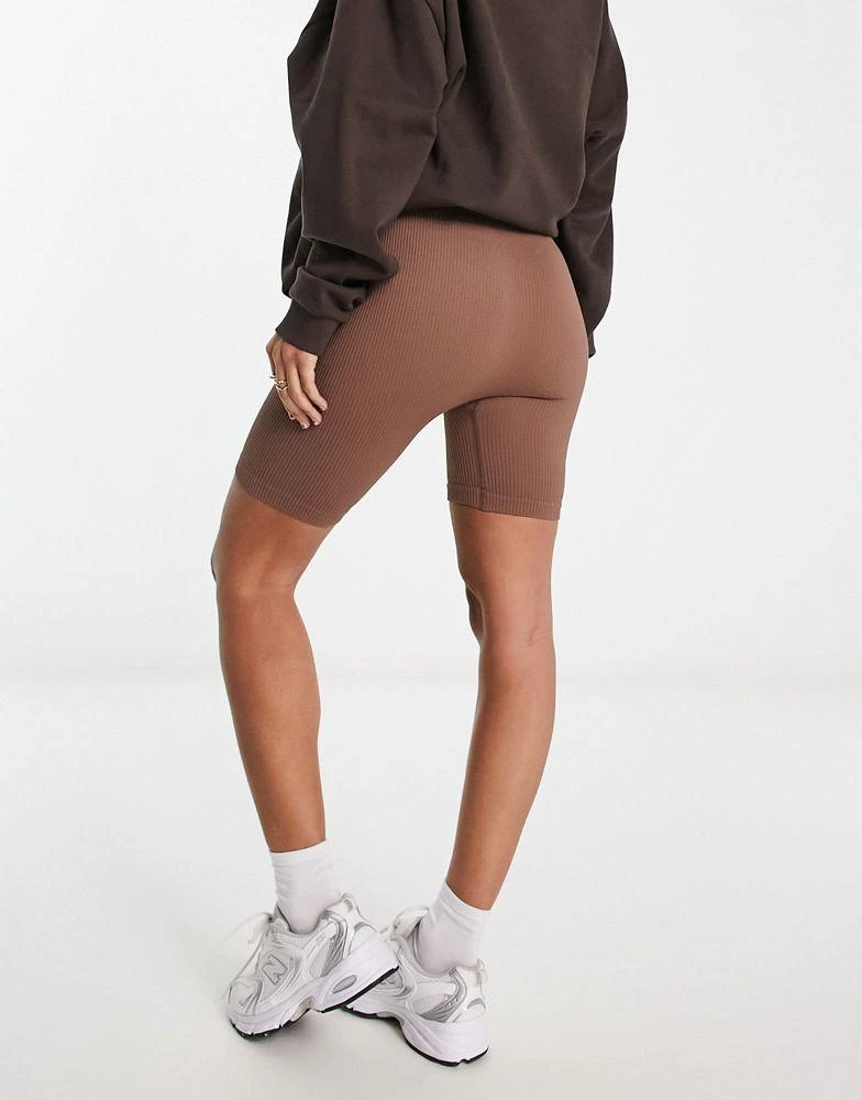 商品ASOS|ASOS DESIGN seamless ribbed legging short in mocha,价格¥117,第2张图片详细描述