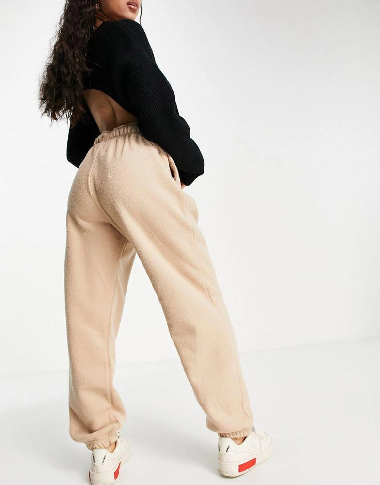 商品NIKE|Nike mini swoosh high rise plush joggers in hemp,价格¥271,第2张图片详细描述