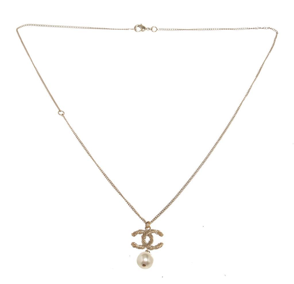商品[二手商品] Chanel|Chanel CC Dangle Pearl Pendant Gold-tone Necklace,价格¥9465,第1张图片