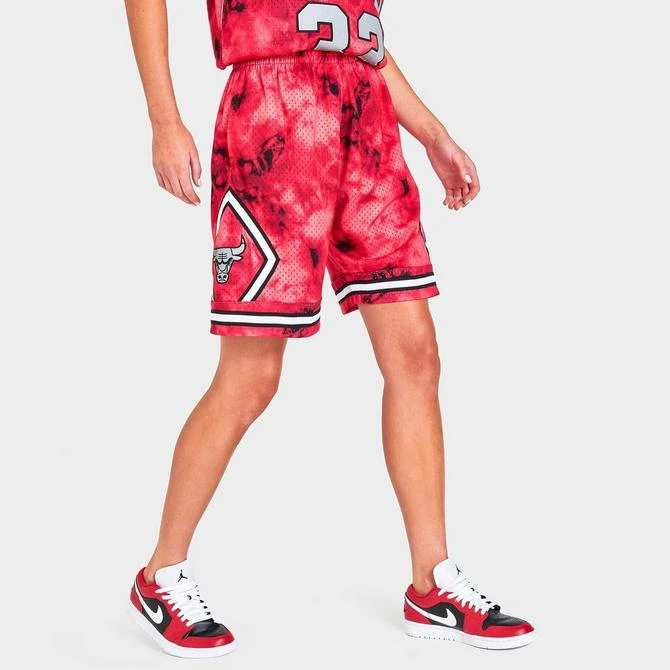 商品Mitchell and Ness|Women's Mitchell & Ness Chicago Bulls NBA Galaxy Hardwood Classics Basketball Shorts,价格¥187,第3张图片详细描述