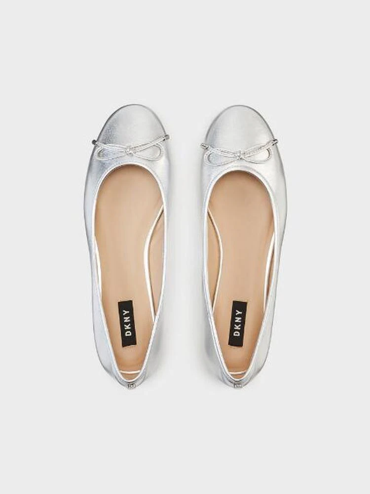 商品DKNY|Queen Metallic Nappa Ballerina Flat,价格¥266,第3张图片详细描述
