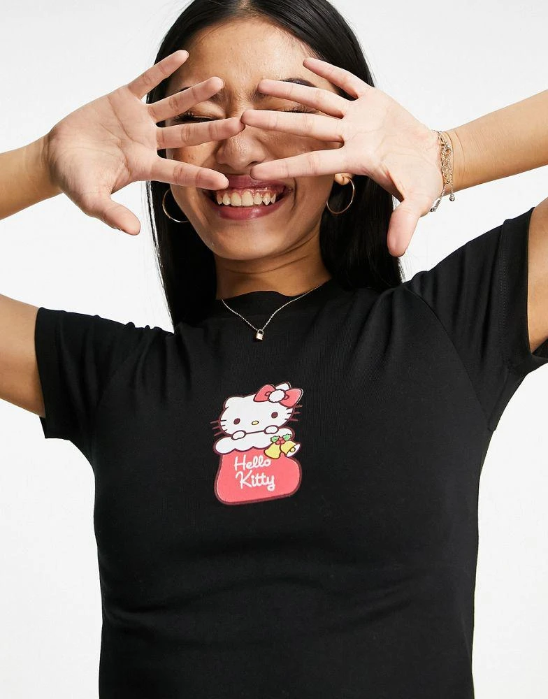 商品ASOS|ASOS DESIGN Christmas Hello Kitty license graphic shrunken t-shirt in black,价格¥98,第1张图片