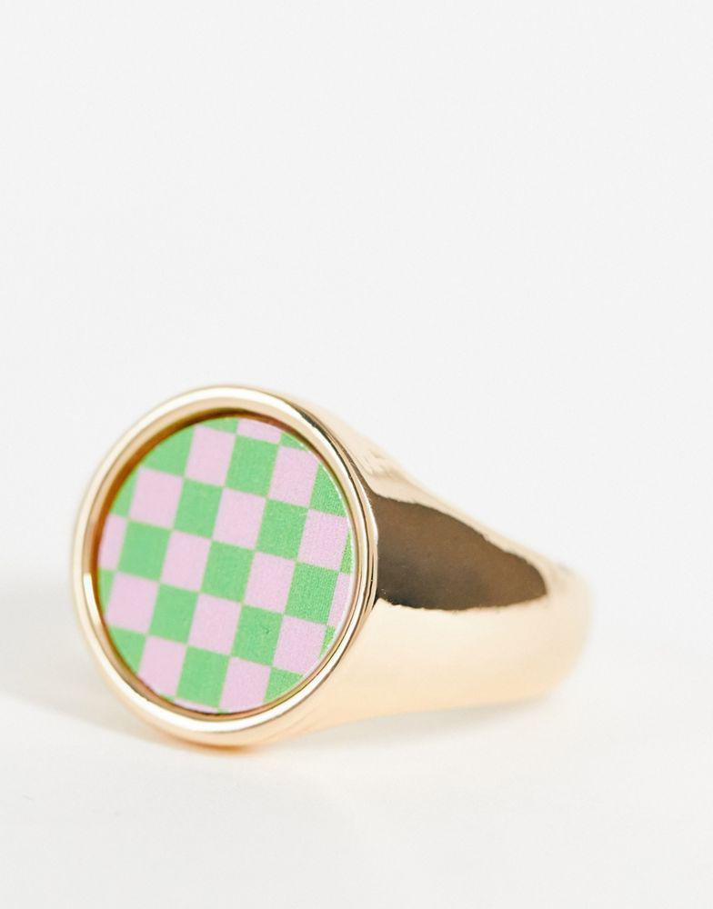 ASOS DESIGN Curve ring in green and pink checkboard design in gold tone商品第2张图片规格展示
