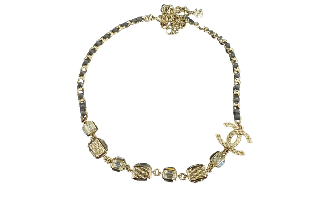 商品[国内直发] Chanel|香奈儿 双C Logo皮穿链 水钻 项链 女款 金色,价格¥10638,第3张图片详细描述
