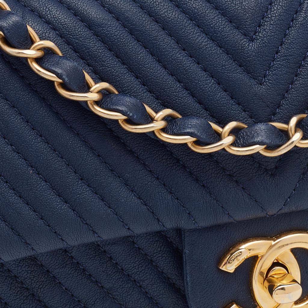 Chanel Navy Blue Chevron Leather Small Medallion Charm Flap Bag商品第5张图片规格展示