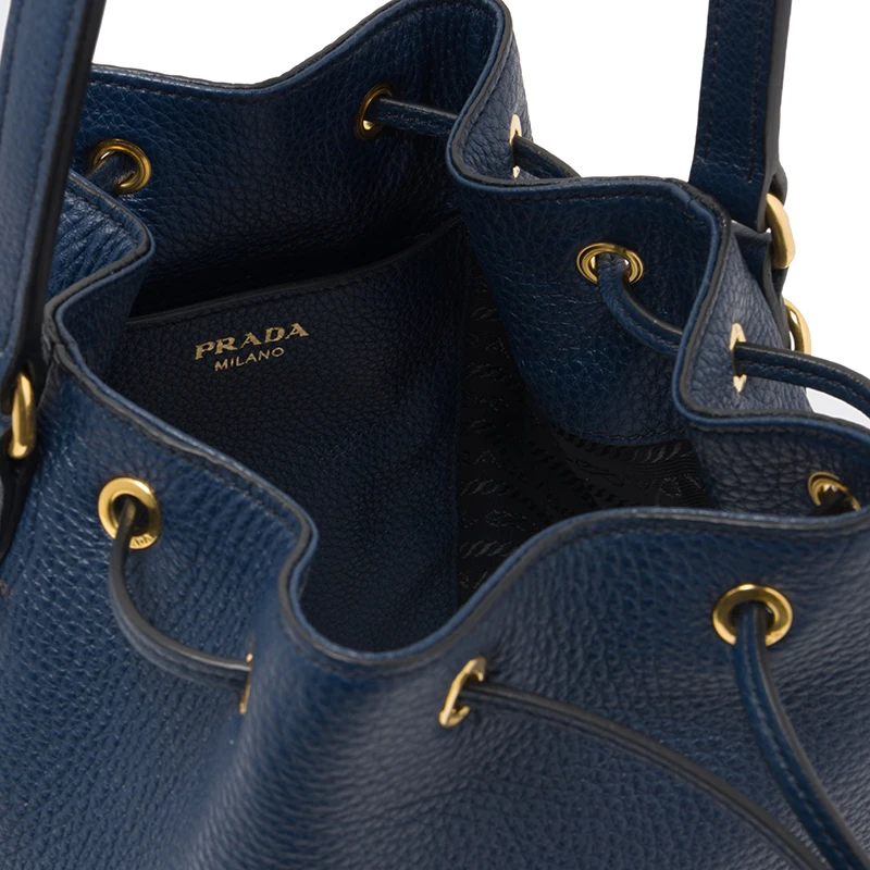 PRADA/普拉达 22新款 女士波罗的海蓝saffiano皮革金扣徽标皮革手柄抽绳单肩斜挎手提水桶包1BE018_2BBE_F0216_V_NOM 商品