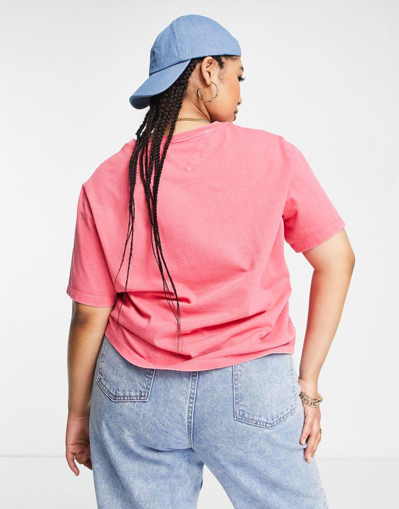商品Tommy Jeans|Tommy Jeans Plus cotton oversized collegiate logo crop t-shirt in pink - PINK,价格¥207,第4张图片详细描述