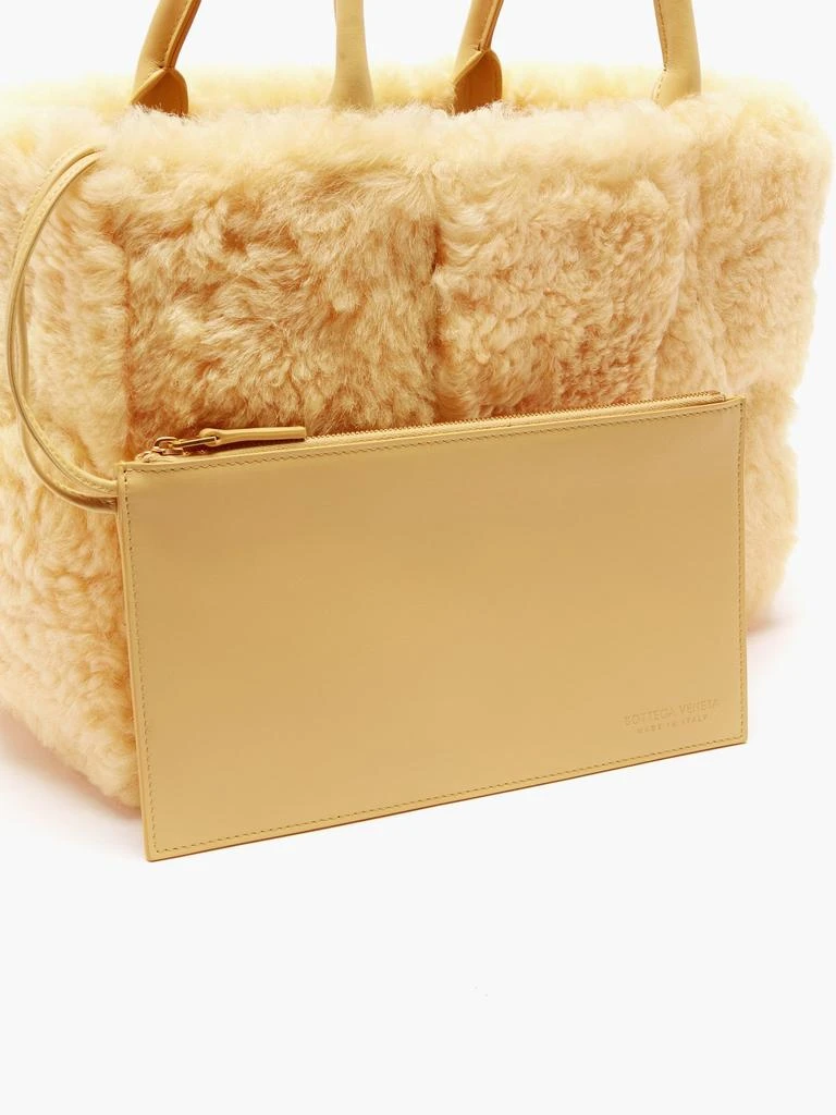 The Arco small leather and shearling tote bag 商品