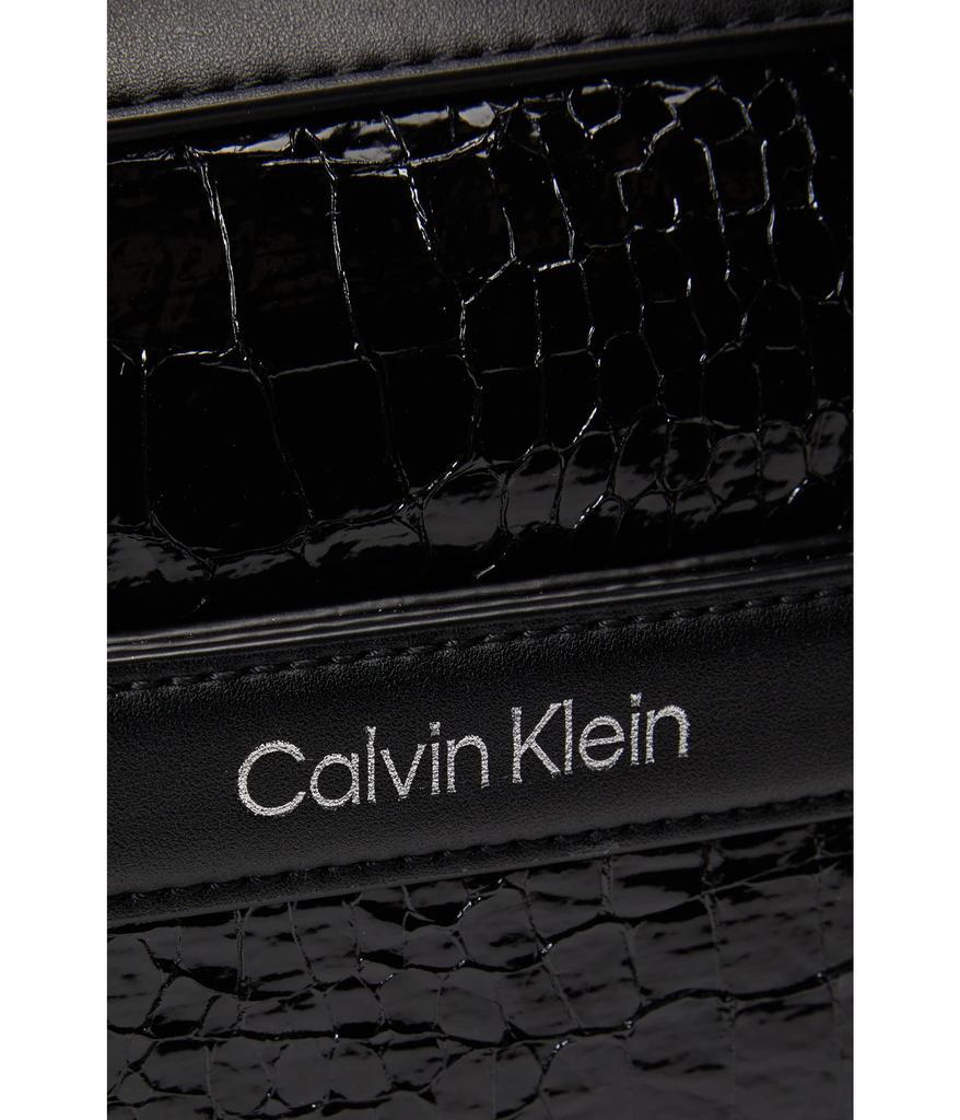 商品Calvin Klein|Bette Novelty Crossbody,价格¥545-¥954,第6张图片详细描述