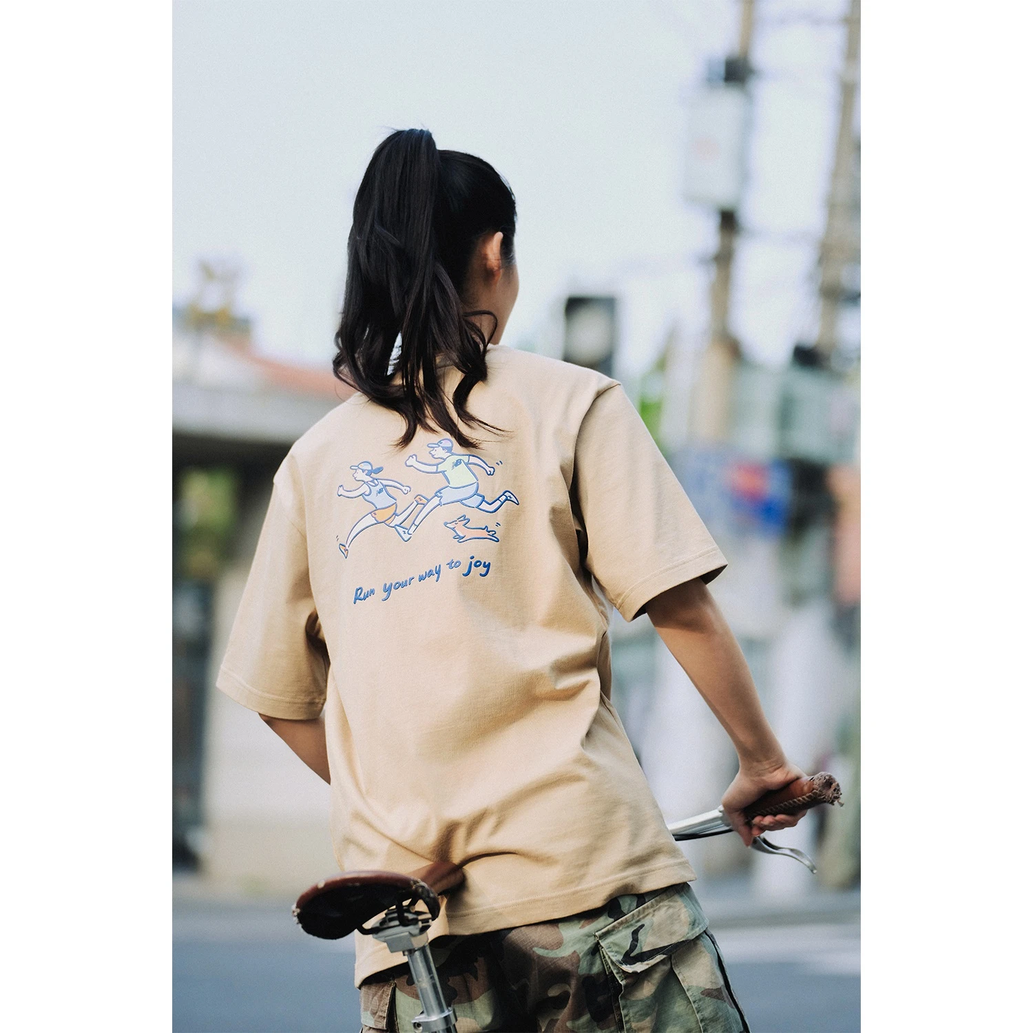 商品[国内直发] New Balance|x PK设计师联名款 向心生活插画系列 春日限定彩色印花漫画跑步健身训练舒适透气半袖T恤 男女同款 卡其色,价格¥293,第10张图片详细描述