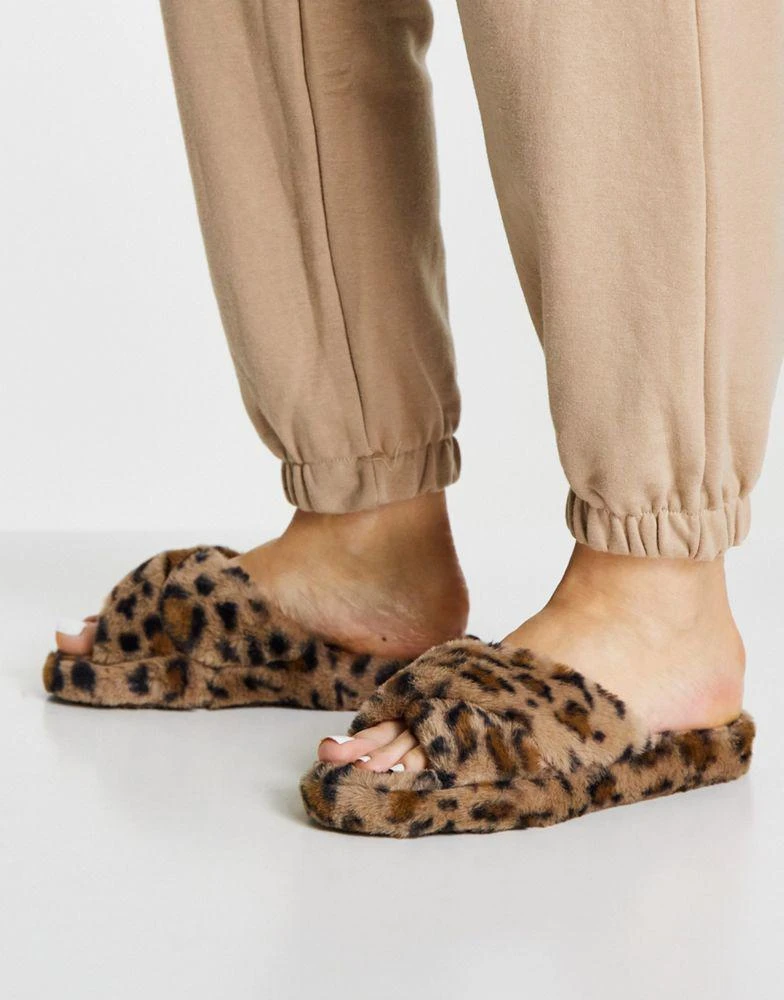 商品Pimkie|Pimkie leopard print crossover fur slippers in brown,价格¥103,第3张图片详细描述