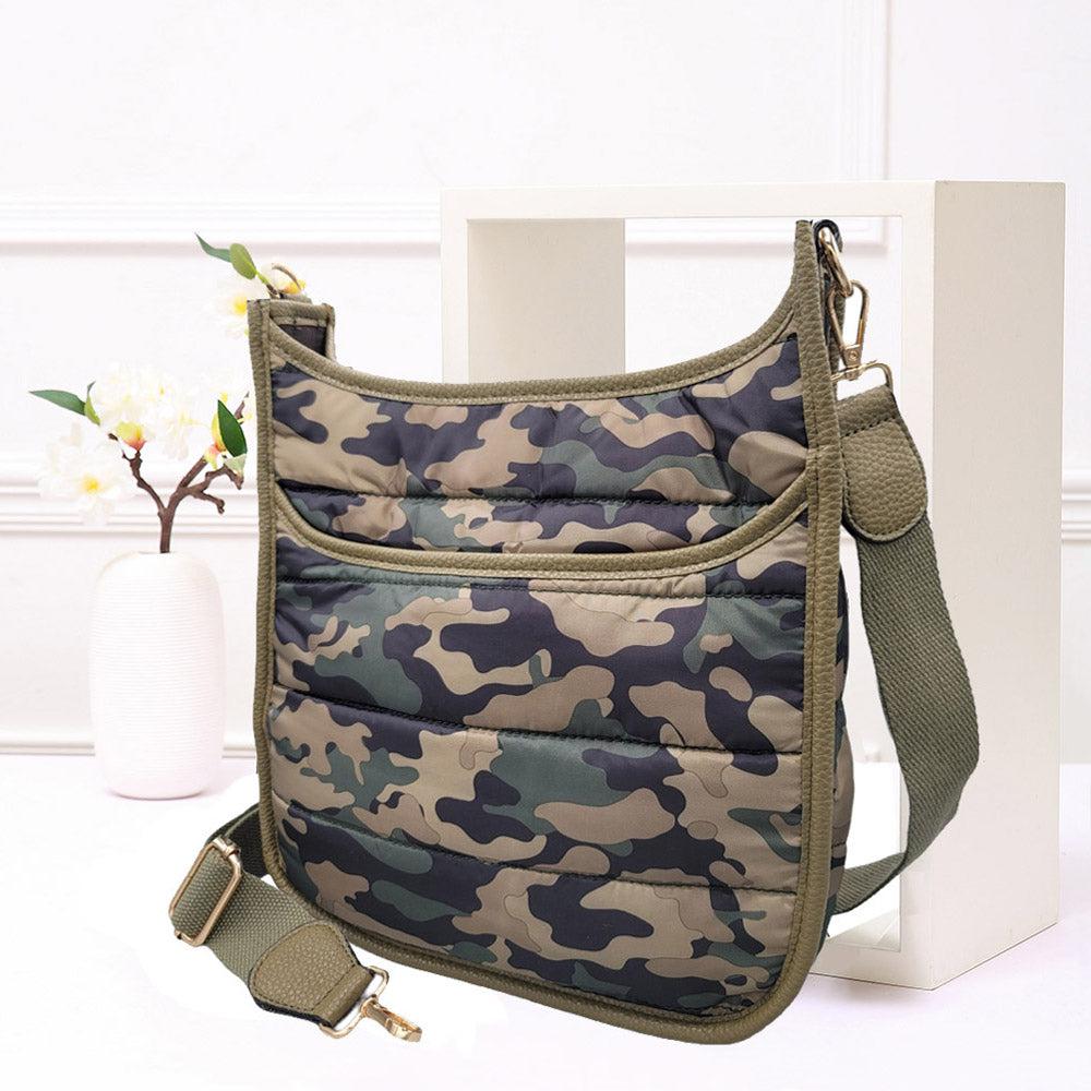 Bolso bandolera acolchado brillante con estampado de camuflaje image 2