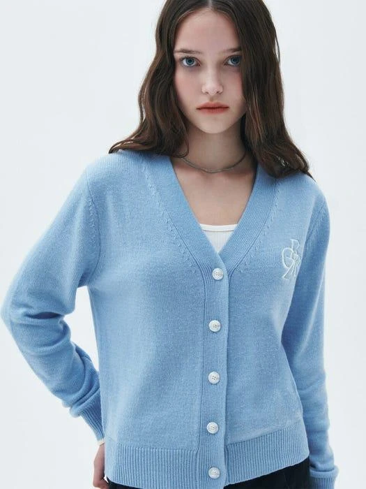 商品CITYBREEZE|Cashmere Logo Embroidery Basic Cardigan (Sky Blue),价格¥673,第2张图片详细描述