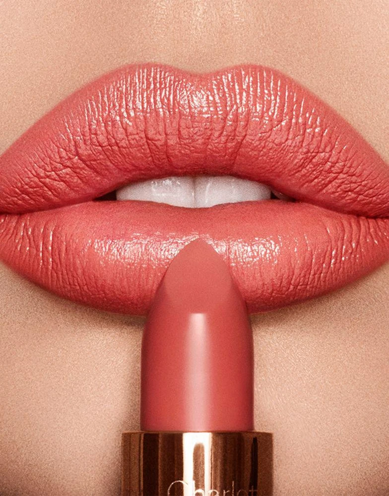 商品Charlotte Tilbury|Charlotte Tilbury K.I.S.S.I.N.G Lipstick - Coral Kiss,价格¥274,第4张图片详细描述