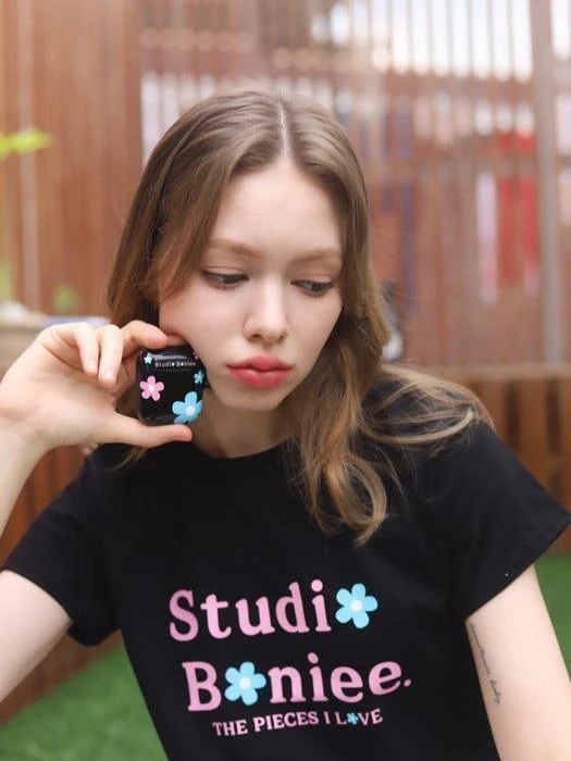 商品BONIEE|Flower Logo_Airpods Case [Black],价格¥408,第3张图片详细描述