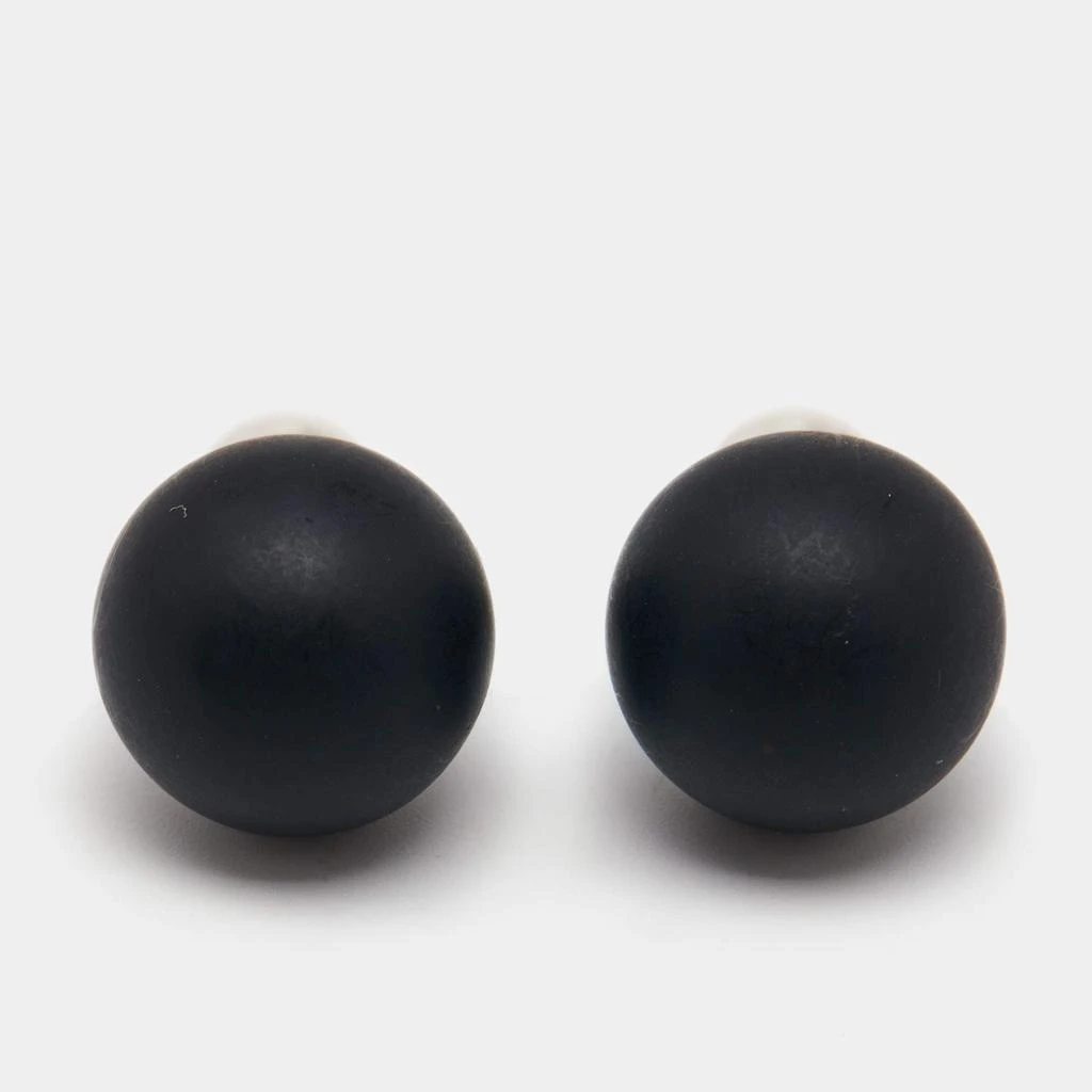 商品[二手商品] Dior|Dior Mise En Dior Tribales Resin Faux Pearl Silver Tone Metal Stud Earrings,价格¥2978,第3张图片详细描述