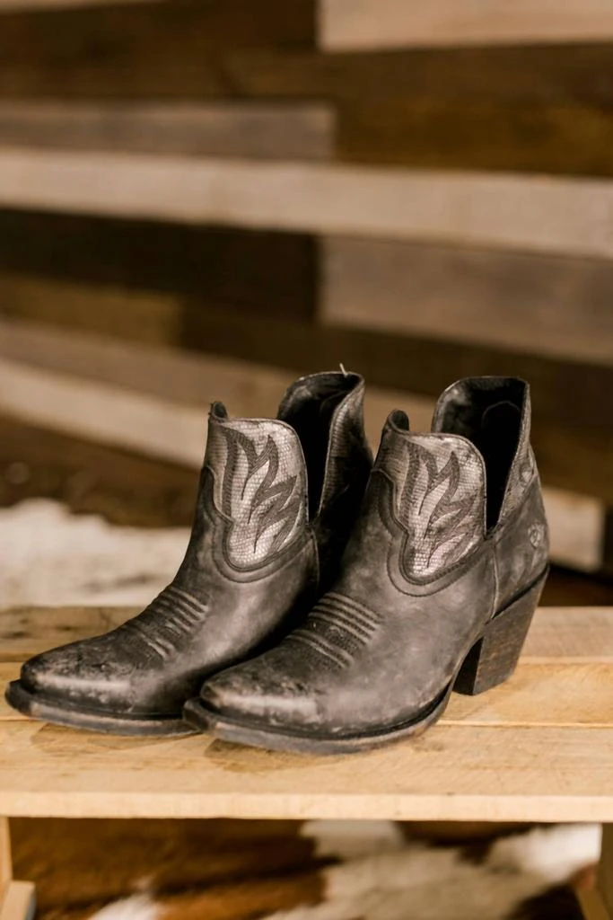 商品Ariat|Hazel Western Boot In Naturally Distressed Black,价格¥1180,第3张图片详细描述