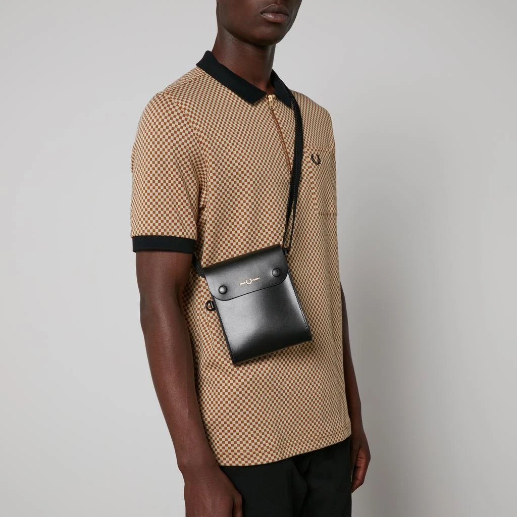 商品Fred Perry|Fred Perry Burnished Leather Messenger Bag,价格¥819,第2张图片详细描述