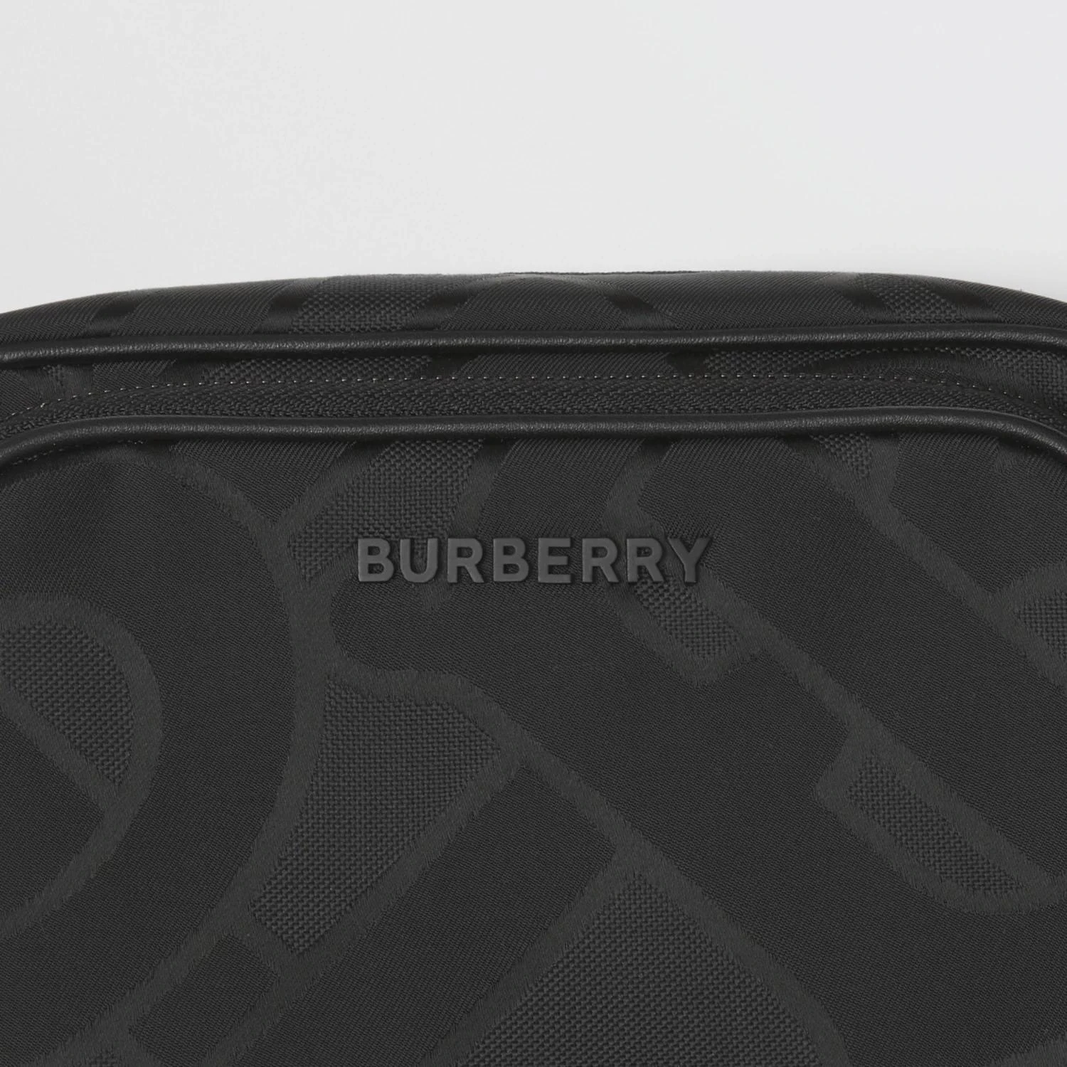 包邮包税【预售7天发货】 BURBERRY 23秋冬 男士 单肩包 专属标识再生聚酯纤维斜背包 80437081 商品