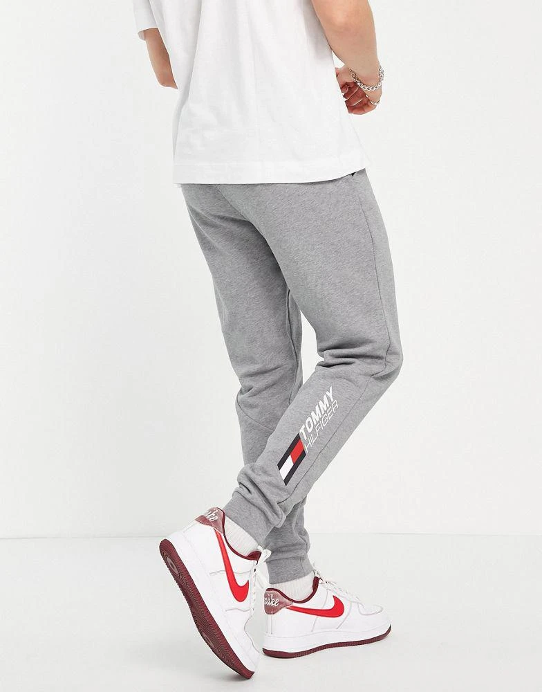 商品Tommy Hilfiger|Tommy Hilfiger Performance essentials logo cuffed joggers in grey marl,价格¥889,第3张图片详细描述