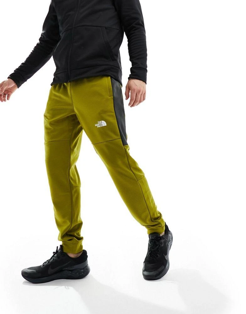 商品The North Face|The North Face Training Mountain Athletics fleece joggers in khaki,价格¥325,第2张图片详细描述