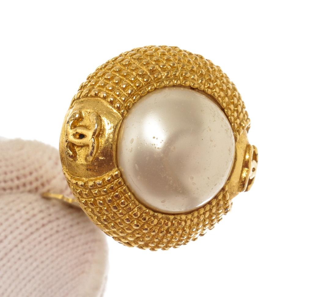 Chanel Gold-tone Round Pearl Clip-on Earrings商品第3张图片规格展示