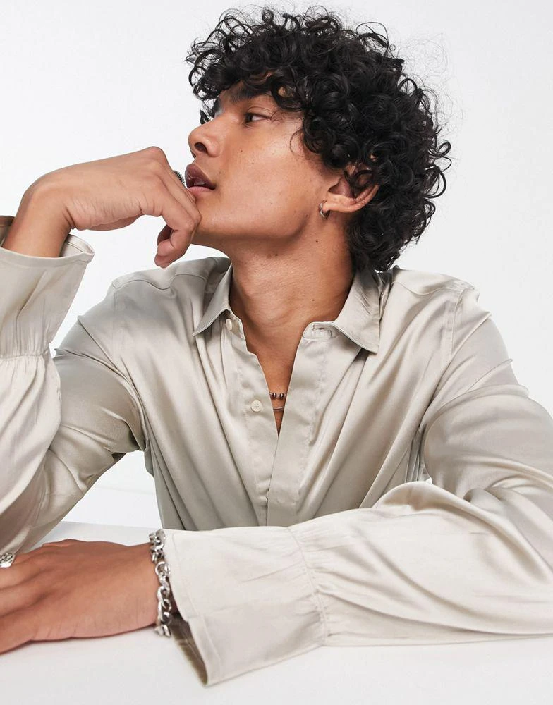 商品ASOS|ASOS DESIGN relaxed satin shirt with fluted cuff in champagne,价格¥168,第3张图片详细描述