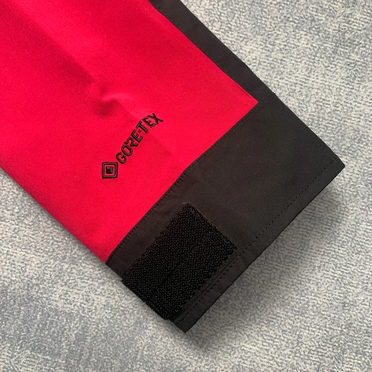 商品[国内直发] The North Face|北面/ 1990系列 Logo印花拼色连帽冲锋衣 情侣款 红色,价格¥2344,第4张图片详细描述
