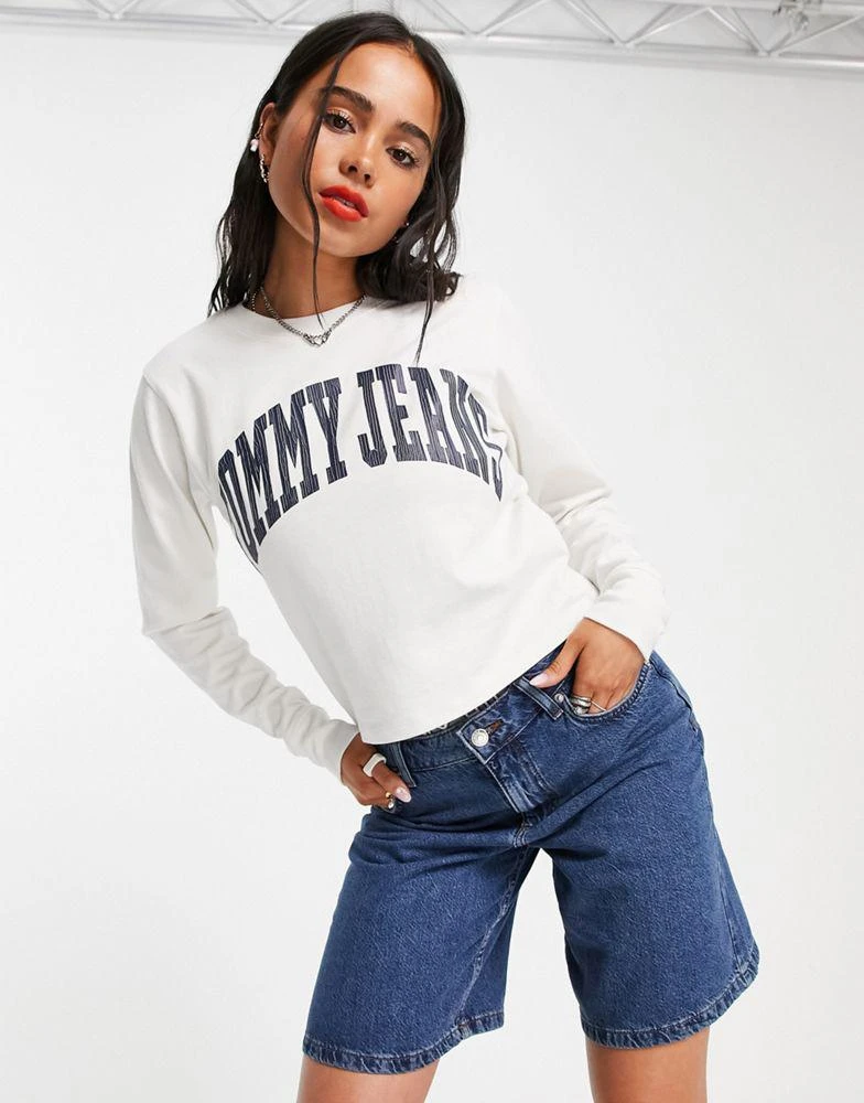 商品Tommy Jeans|Tommy Jeans cotton relaxed cropped collegiate logo long sleeve t-shirt in white - WHITE,价格¥231,第4张图片详细描述