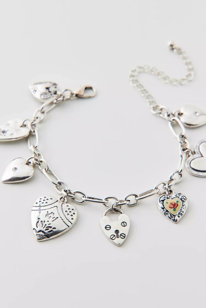 商品Urban Outfitters|Kyla A Lot Of Heart Charm Bracelet,价格¥79,第3张图片详细描述