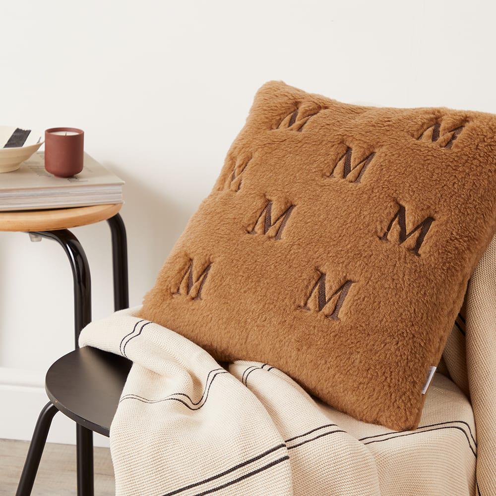 商品Max Mara|Max Mara Teddy Logo Pillow,价格¥2443,第6张图片详细描述