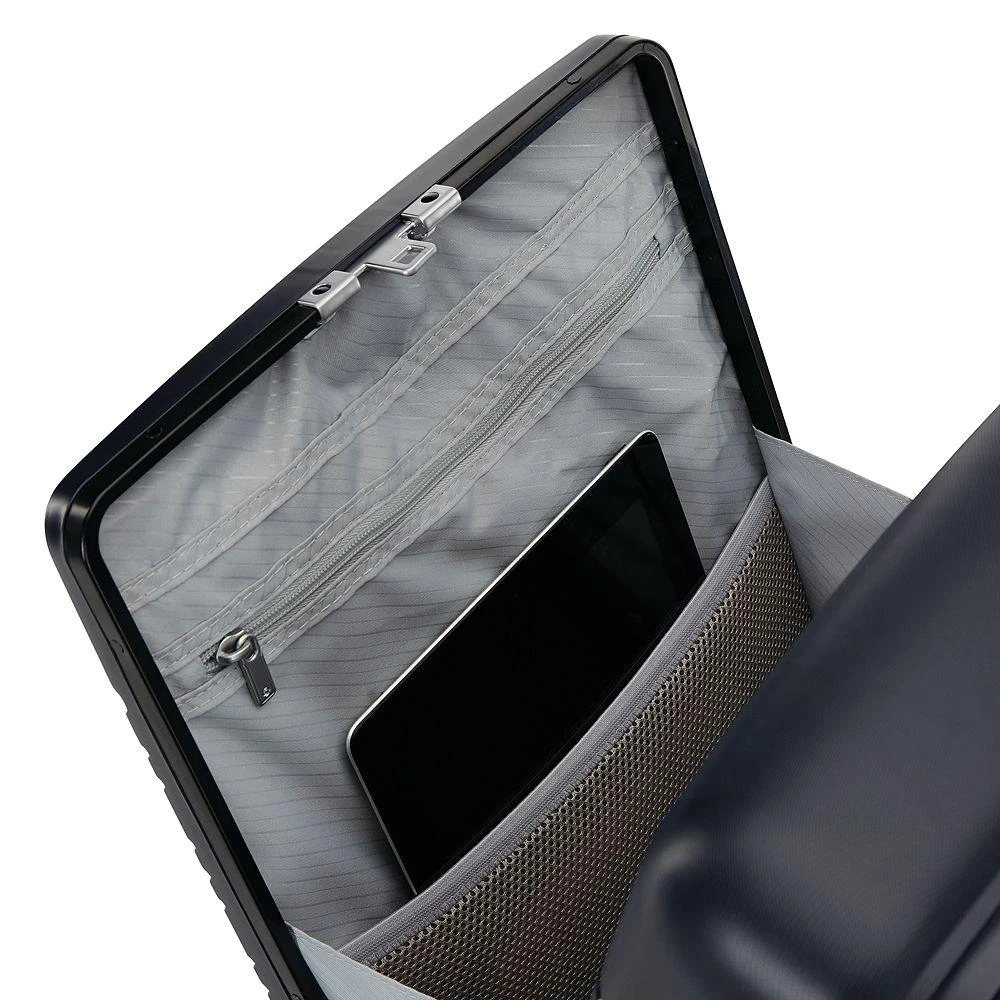 Elevation™ Plus Carry On Spinner Suitcase 22 x 14 商品