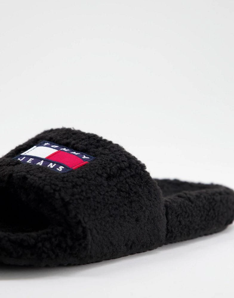 商品Tommy Hilfiger|Tommy Jeans flag logo furry sliders in black,价格¥433,第2张图片详细描述