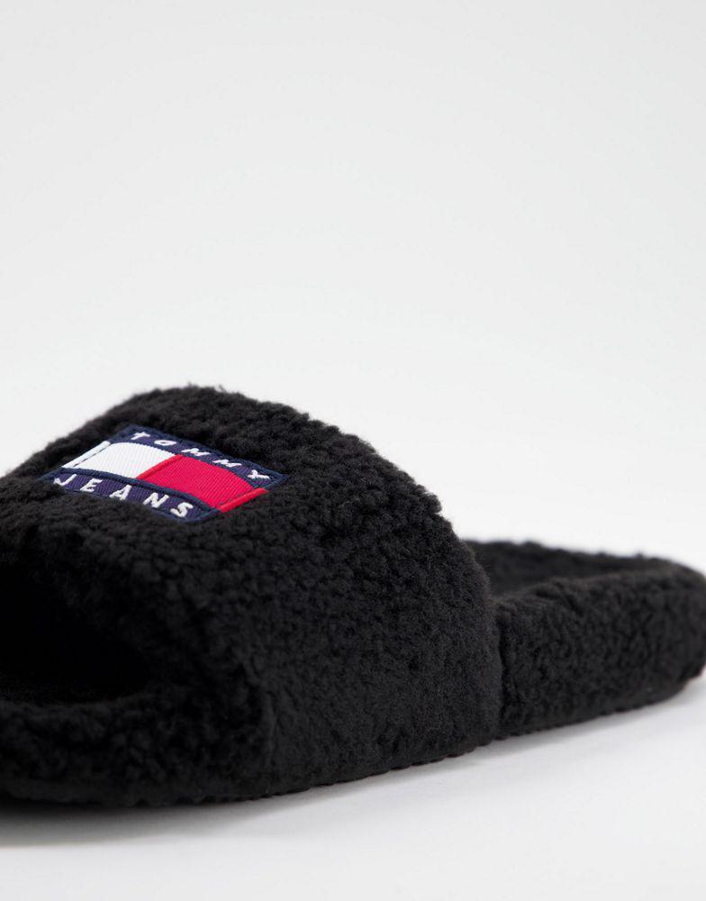 商品Tommy Hilfiger|Tommy Jeans flag logo furry sliders in black,价格¥395,第4张图片详细描述