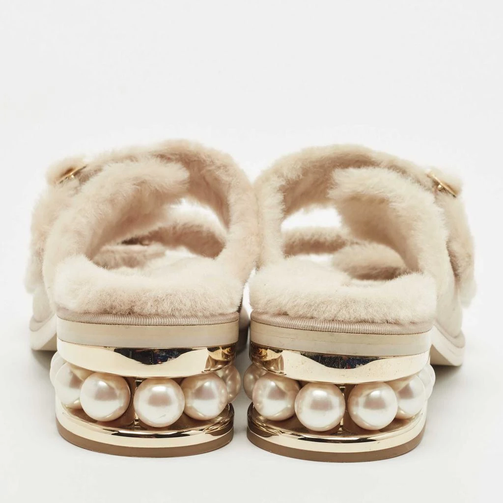 商品Nicholas Kirkwood|Nicholas Kirkwood Cream Suede and Fur Faux Pearl Buckle Detail Slide Sandals Size 41,价格¥2110,第5�张图片详细描述