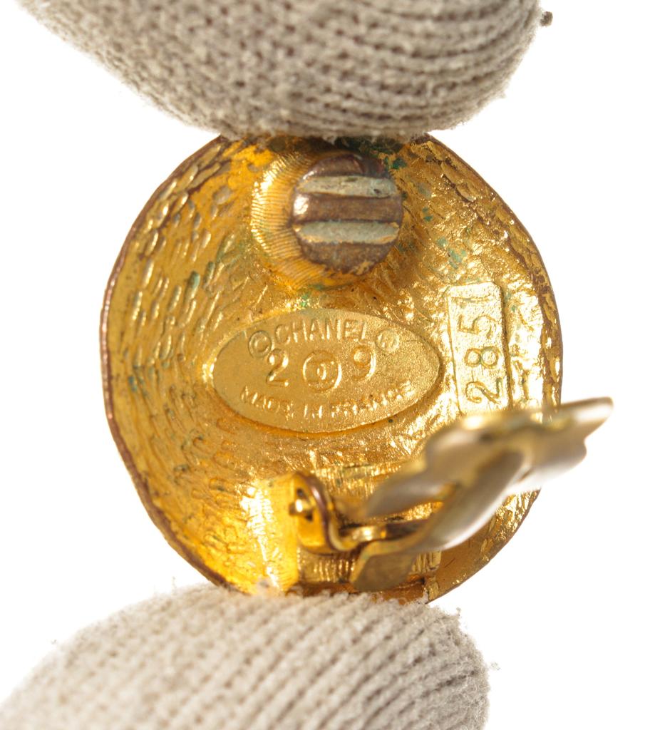 Chanel Gold CC Round Shaped Logo Earrings商品第3张图片规格展示