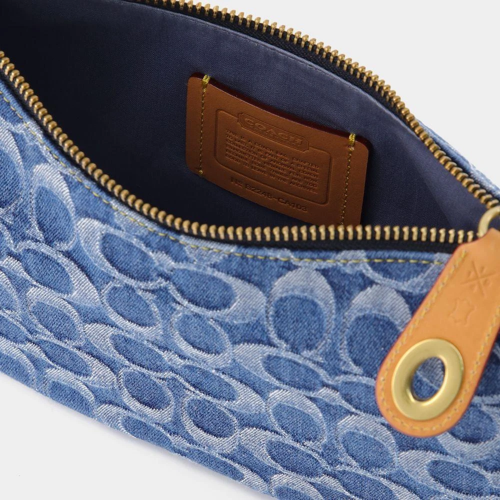 商品Coach|Washed Denim Signature Swinger,价格¥3691,第4张图片详细描述