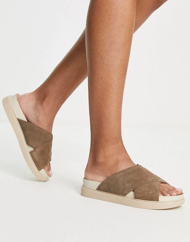商品Vagabond|Vagabond Erin crossover flat sandals in brown suede,价格¥437,第4张图片详细描述