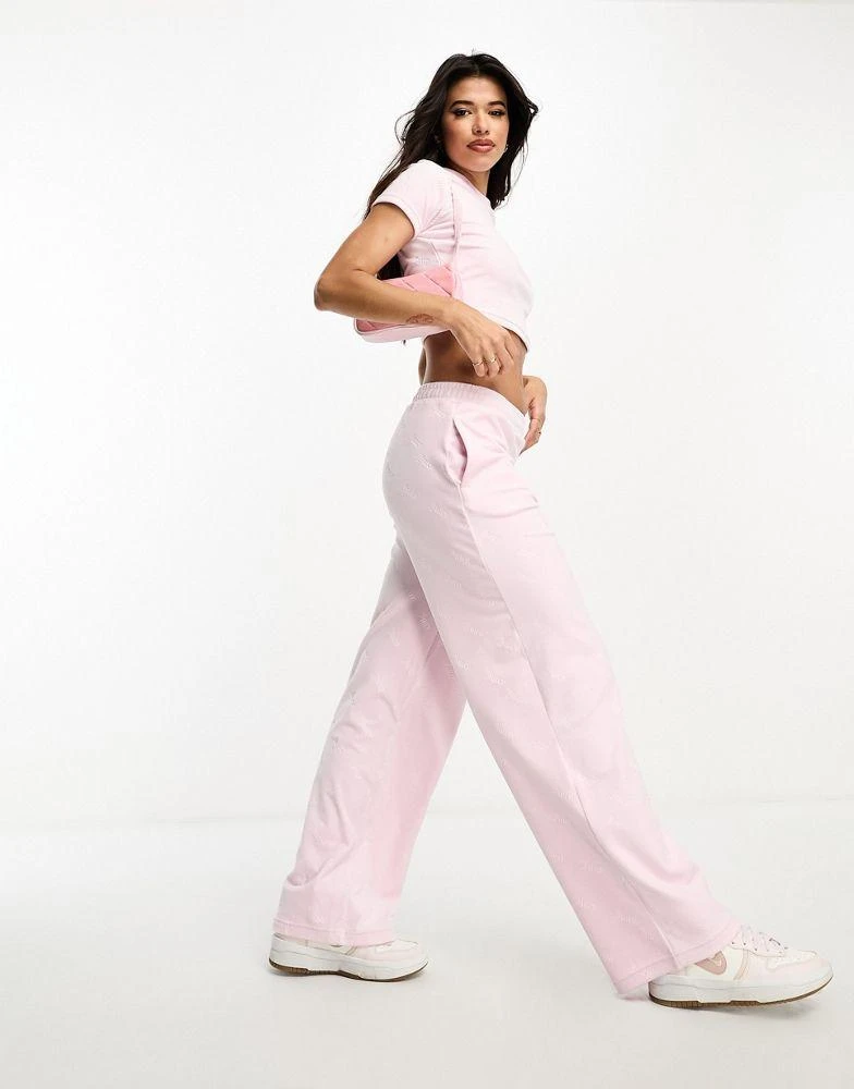 商品Juicy Couture|Juicy Couture velour embossed straight leg joggers co-ord in pink,价格¥616,第1张图片