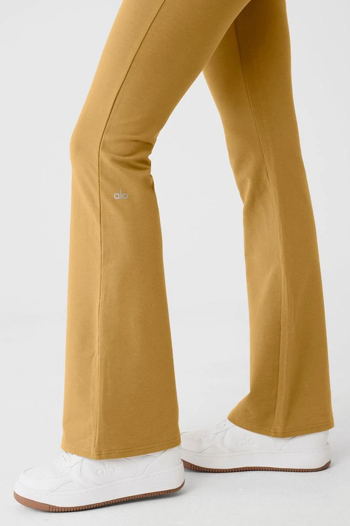 商品Alo|Sway Bootcut Sweatpant - Golden Olive Branch,价格¥879,第5张图片详细描述