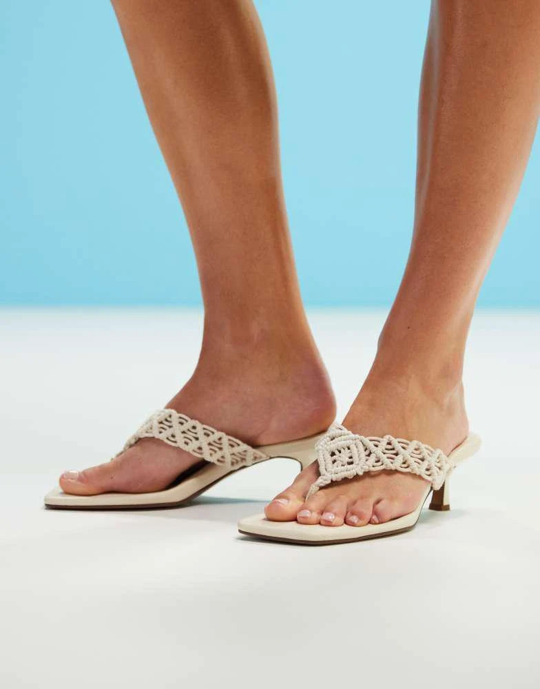 商品ASOS|ASOS DESIGN Hawaii weave toe thong kitten heeled sandals in off-white,价格¥289,第1张图片