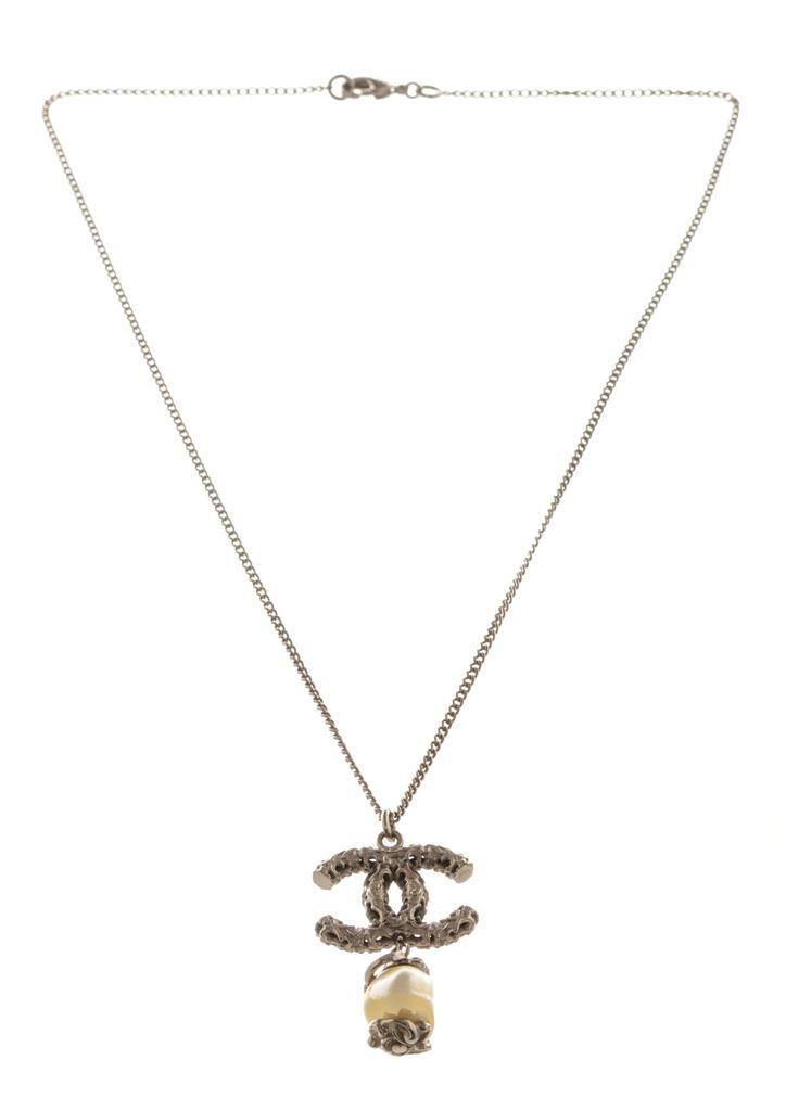 Chanel Silver CC Logo Pearl Drop Necklace商品第2张图片规格展示