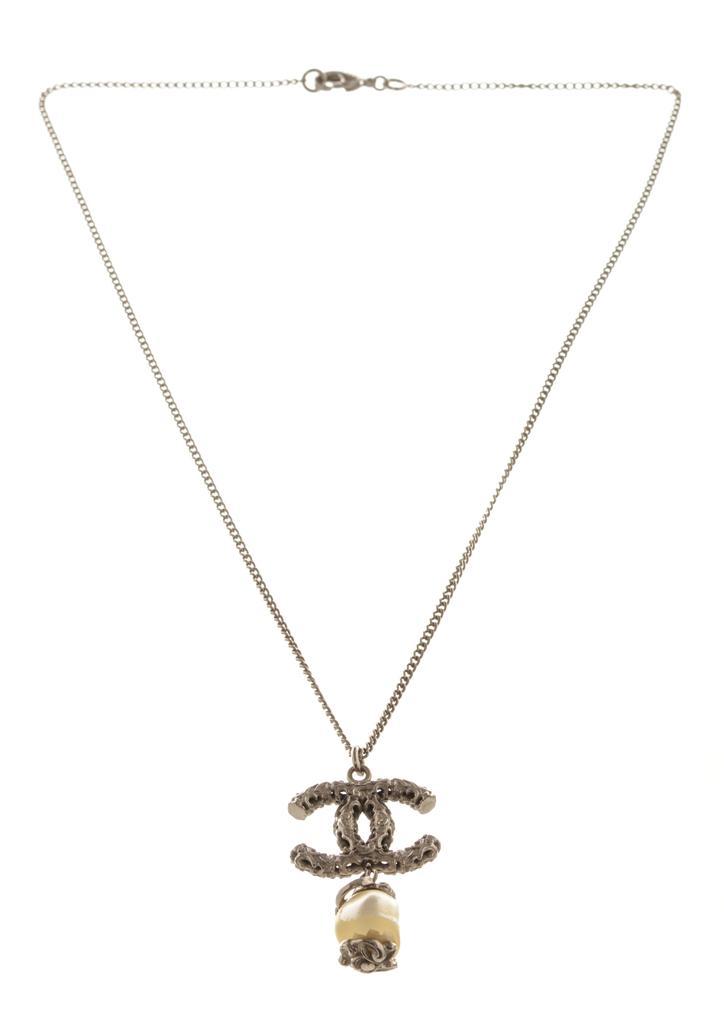 商品[二手商品] Chanel|Chanel Silver CC Logo Pearl Drop Necklace,价格¥10709,第4张图片详细描述
