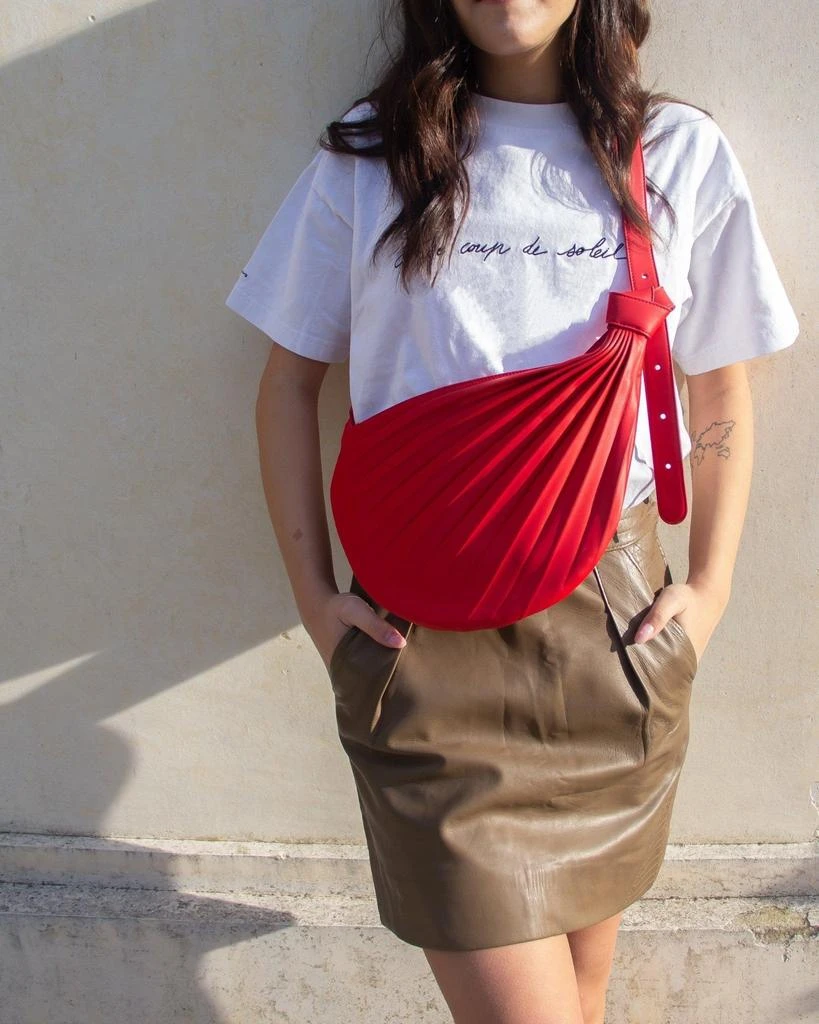 商品Sabrina Zeng|Chiaroscuro Hammock Sling Bag Coral Red,价格¥2605,第2张图片详细描述