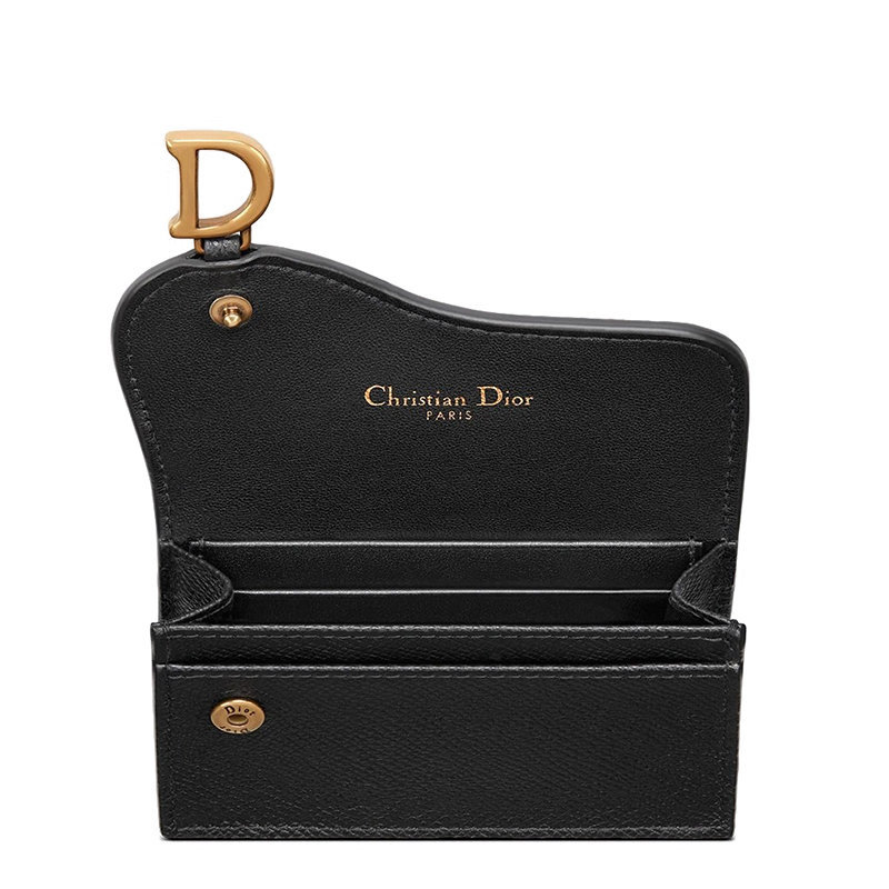 商品Dior|【预售3-7天】迪奥 22春夏新款SADDLE系列 女士黑色粒面牛皮革金扣D字吊饰翻盖卡夹钱包S5611CBAA_M900,价格¥3406,第7张图片详细描述
