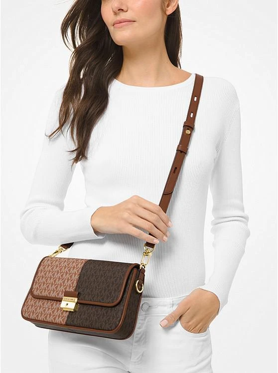 商品Michael Kors|【2021夏季新】MK Bradshaw 小号老花拼色法棍腋下包,价格¥673,第4张图片详细描述